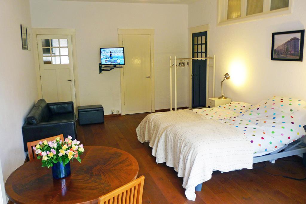 Bed & Breakfast Walenburg Rotterdam Bagian luar foto